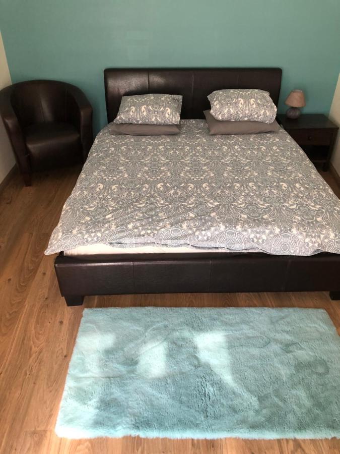 Kalevite Kodu 2-Toaline Apartment! Kuressaare Buitenkant foto